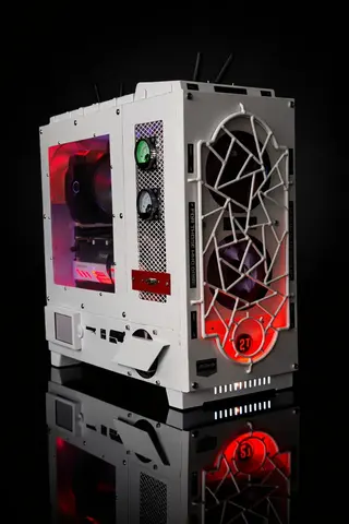 Kastomowy komputer w białej obudowie, modding i podświetlenie — SRG BlackCore